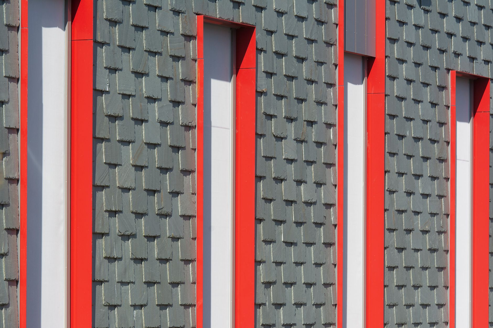 Façade de maison en Île-de-France avec encadrements fraîchement peints, illustration du métier de peintre en bâtiment